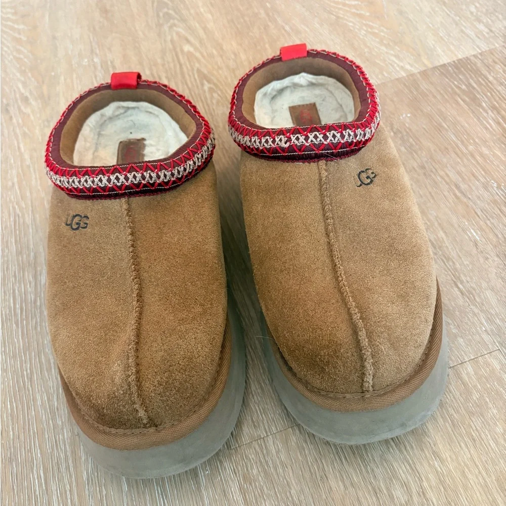 UGG Tasman: Chestnut with Red Trim - Picture 2 of 5